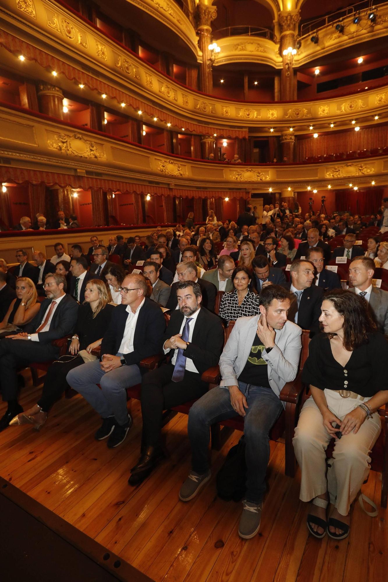 Entrega del premio "Familia Empresaria" a la familia Cosmen Menéndez-Castañedo