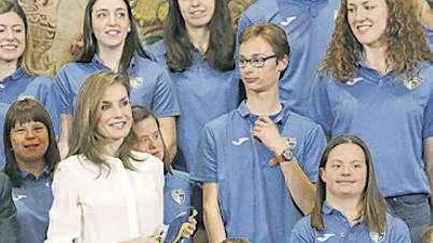 La Reina, feliz con su camiseta.