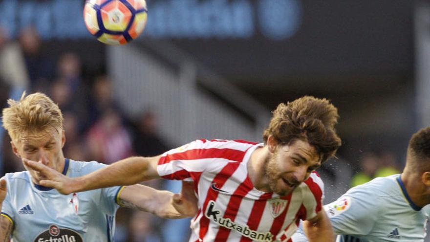 Wass, del Celta, disputa un balón con el defensa del Athletic Yeray.