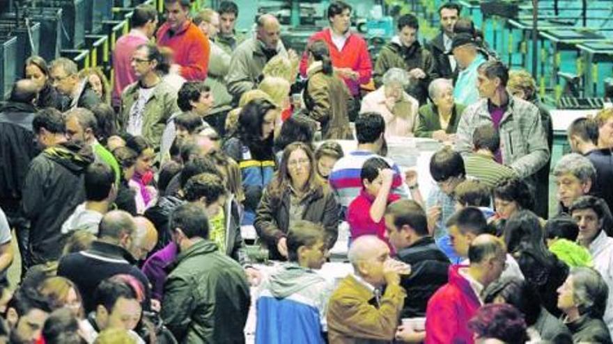 Alumnos y ex alumnos del Revillagigedo, en la celebración del «amagüestu». / juan plaza