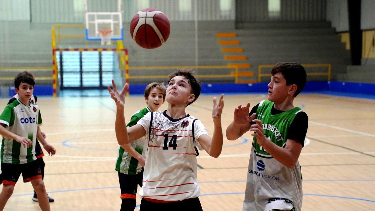 Una jugada de un encuentro de minibasket.