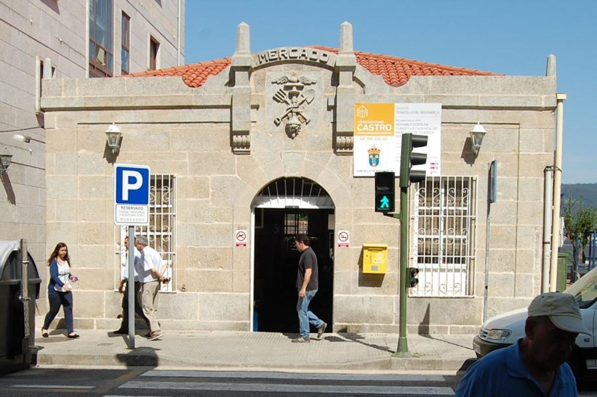 Fachada de la desaparecida Sociedad Agraria «La Progresiva» de Chapela, que en la actualidad ocupa la plaza de abastos. Enero 2026. Antonio Pinacho