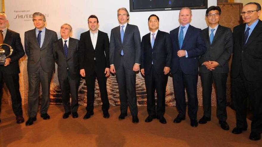 Por la izquierda, Daniel López Jordá, director general de Negocios Minoristas de Energía de Gas Natural Fenosa; Francisco Reynés, presidente de Gas Natural Fenosa; Javier Godó, presidente del Grupo Godó; Toni Bou, piloto de trial; Íñigo de la Serna, ministro de Fomento; Hong-Jo Chun, embajador de Corea en España; Leopoldo Satrústegui, director de Hyundai España; Dong Huwy Park, presidente de Hyundai España, y Javier Moll de Miguel, presidente de Prensa Ibérica, grupo al que pertenece LA OPINIÓN-EL CORREO DE ZAMORA.