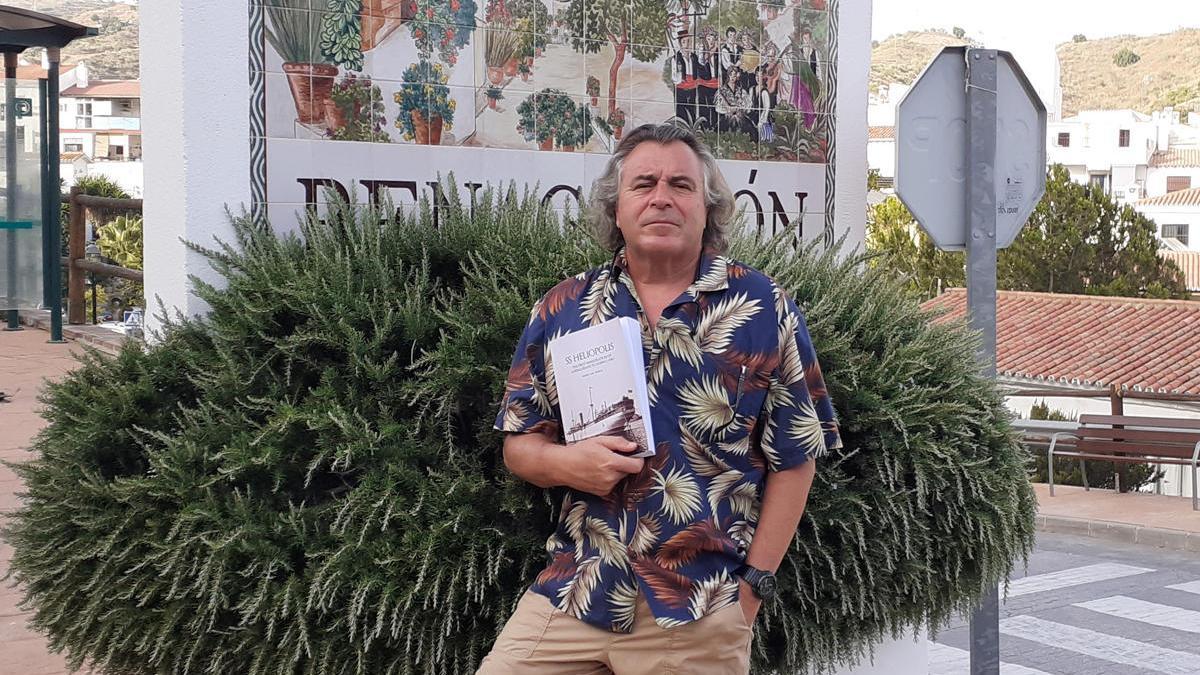 Miguel Alba, con la edición en inglés de su libro, en Benagalbón, uno de los puntos de partida de su investigación.