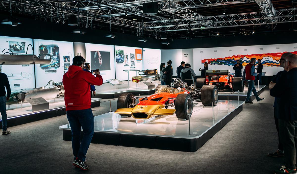 Una de las salas de la primera exposición internacional de la Fórmula 1, celebrada en Madrid.