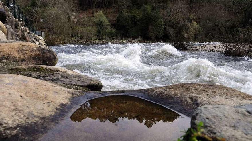 El río Deza baja bravo por el área recreativa de A Carixa. // Bernabé/Javier Lalín