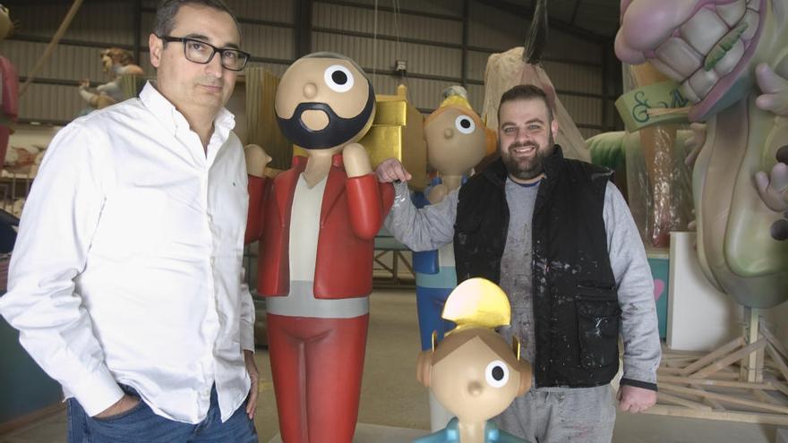 El diseñador Eugenio Simó y el artistas Chuky con ninot de la falla La Plaça