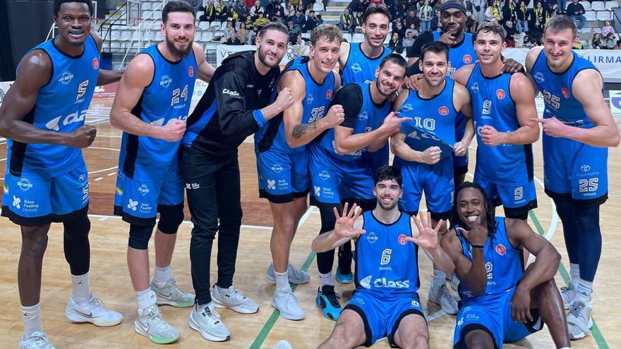 Los jugadores del Class Sant Antoni celebran la décima victoria consecutiva obtenida el pasado sábado en Llíria. | CBSA