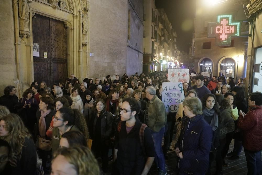 Multitudinaria marcha en Palma por la mujer