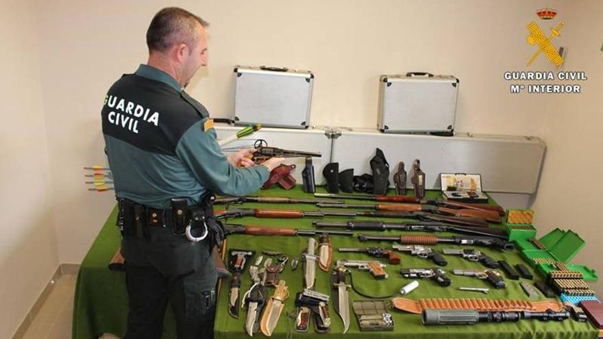 Detienen a un hombre con 300 armas y munición