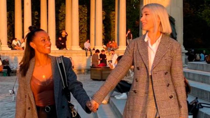 Ana Peleteiro y Rebeca Stones por El Retiro de Madrid.