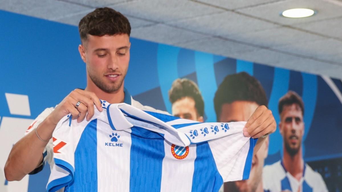 Javi Puado, “orgulloso” de seguir vistiendo la camiseta blanquiazul