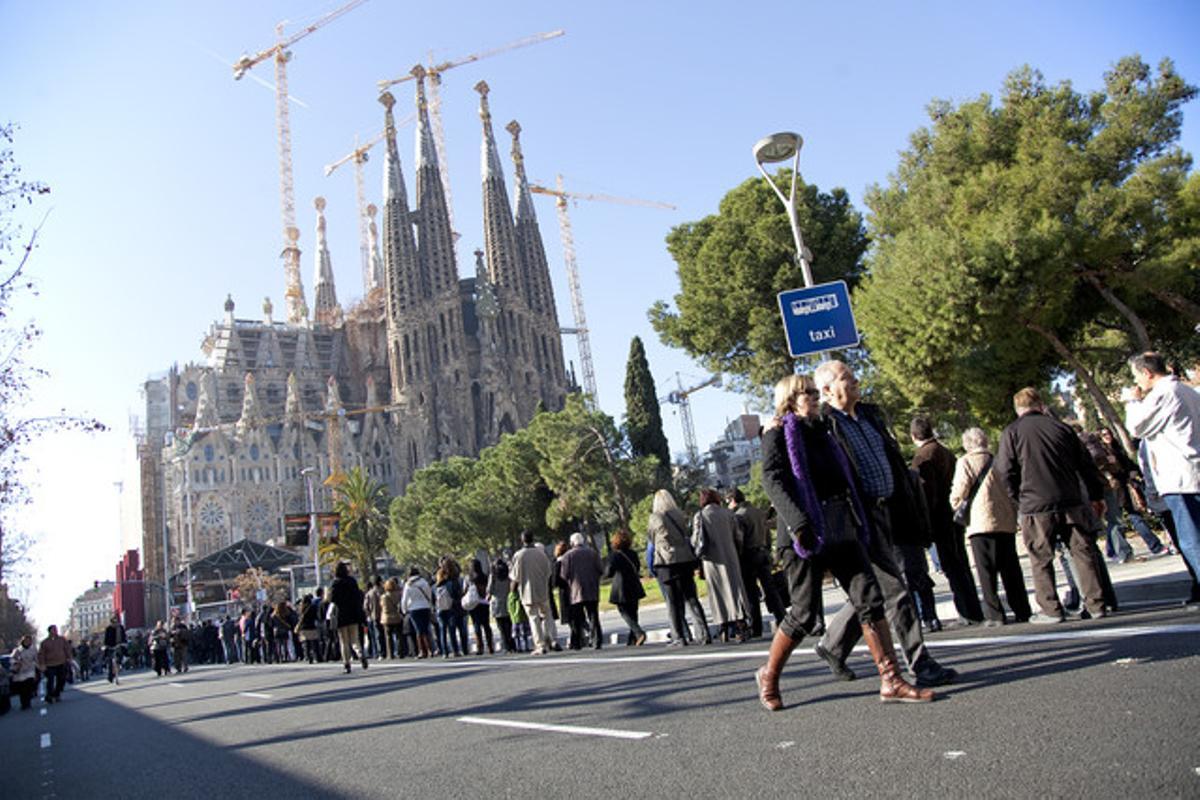 Cua davant el temple de la Sagrada Família, el segon dissabte de portes obertes. Cua davant el temple de la Sagrada Família, el segon dissabte de portes obertes.