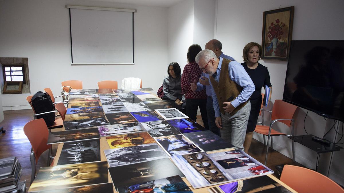 El jurado en una de las ediciones del Concurso de Fotografía de la Junta Pro Semana Santa