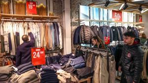 Un comercio con las rebajas activadas antes del fin de semana de Reyes, en el centro de Barcelona.