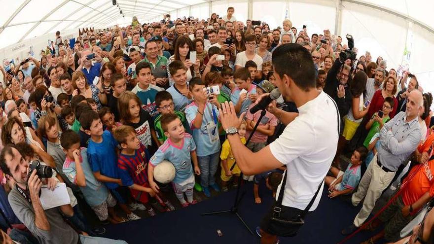 Nolito durante su multitudinario pregón en la Festa do Polbo, con un grupo de niños emocionados en la primera fila. // Gonzalo Núñez