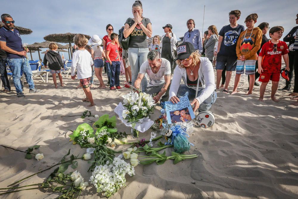 Vecinos de Orihuela Costa rinden homenaje al niño fallecido tras chocar con otro mientras jugaba