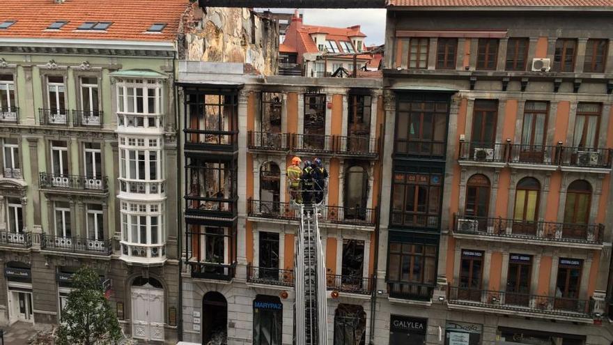 La Policía Científica inspecciona el edificio incendiado en Uría