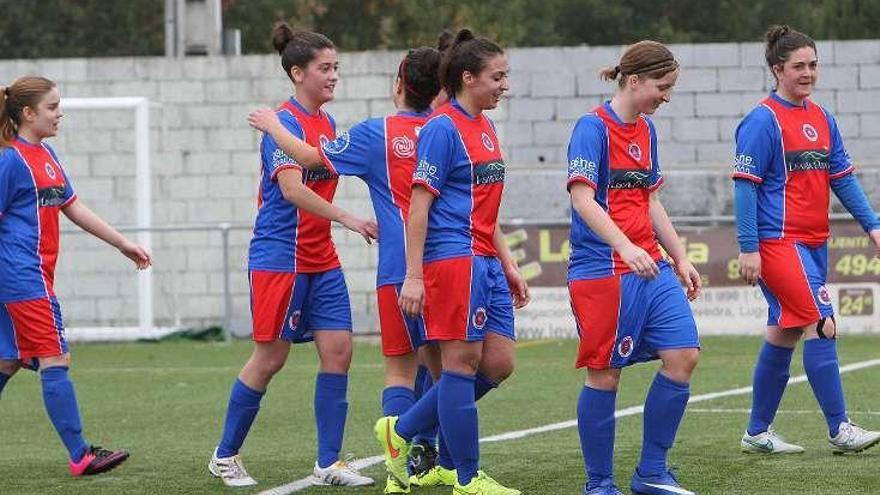 Las jugadoras de la UD Ourense celebran uno de los goles. // I.O.