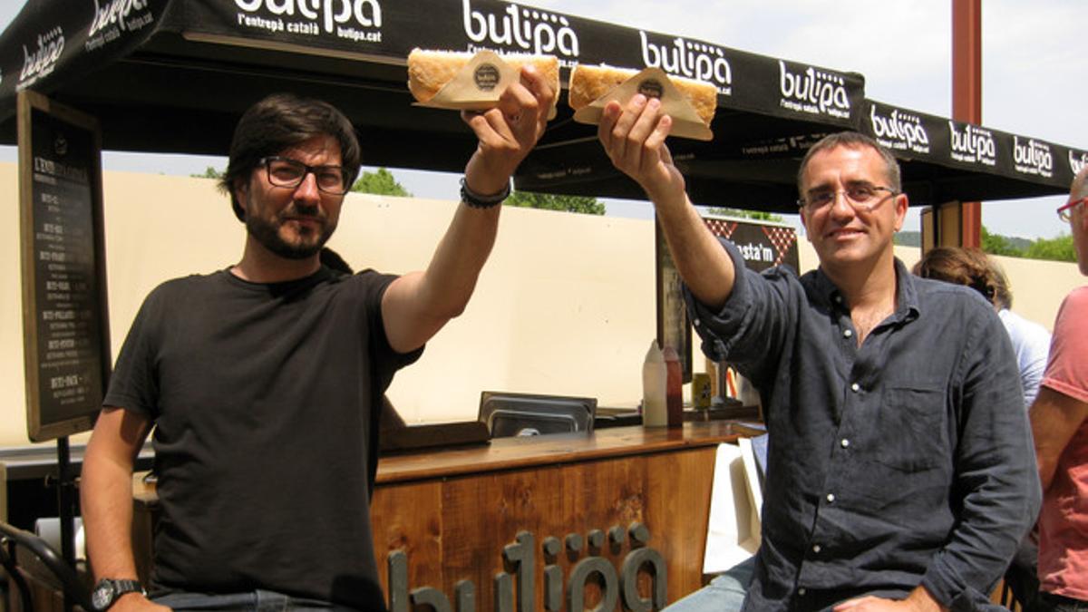 Karlos Tomás y Albert Cano, mostrando el Butipà en el establecimiento que han abierto en La Roca Village.