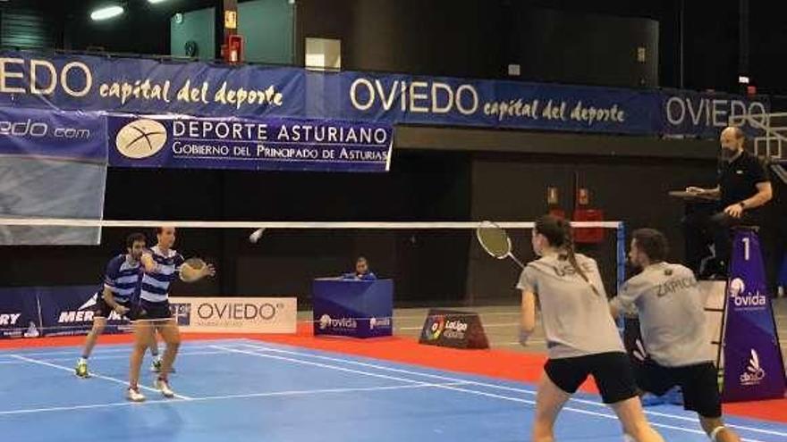 Alberto Zapico y Lorena Uslé, de espaldas, en el dobles mixto.