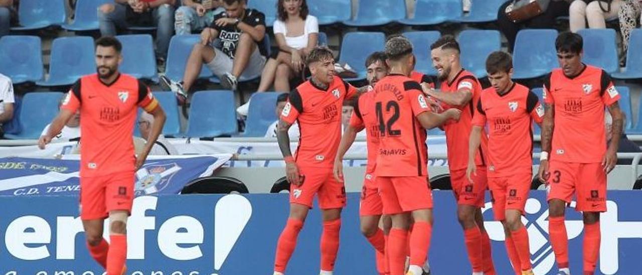 Los jugadores del Málaga CF celebran el primer gol contra el Tenerife.