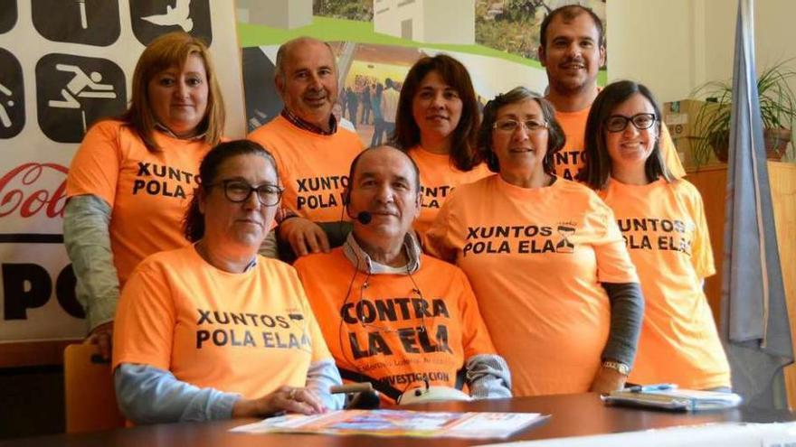 Organizadores y colaboradores posaron ayer para la foto de familia en la Casa da Xuventude. // G.Núñez