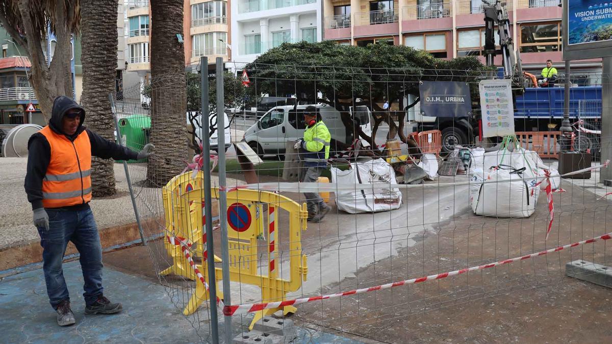 La actuación para eliminar charcos en la entrada del parque de Elche durará una semana.