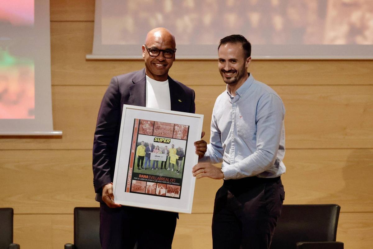 Marcos Senna recogió de manos de Pablo Leiva el reconocimiento al Villarreal CF.