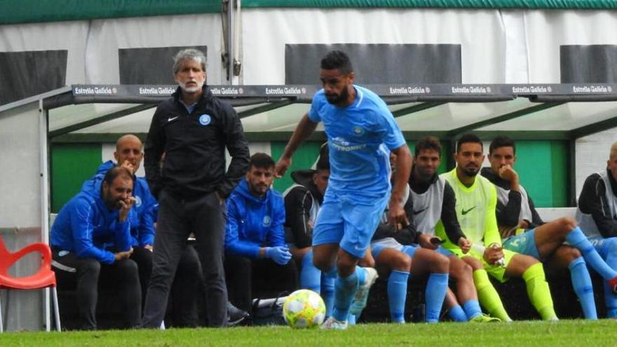 Raí conduce la pelota durante el partido de esta mañana