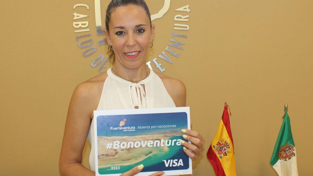 La consejera insular de Turismo, Jessica de León, muestra un cartel promocional de la campaña Bonoventura. | | LP/DLP