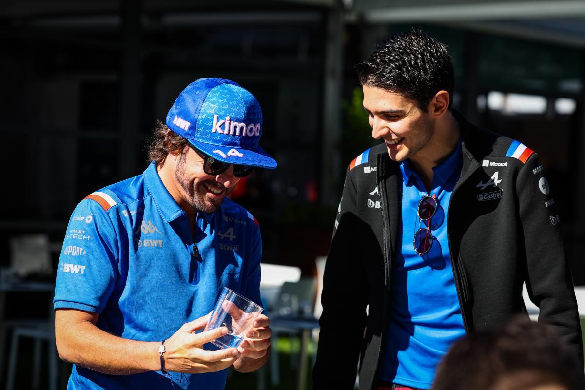 Fernando Alonso, junto a su compañero en Alpine, Esteban Ocon.