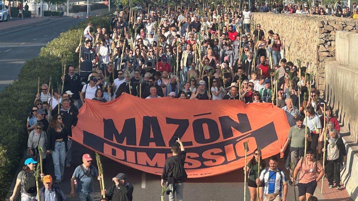 Santa Faz 2025: Mensajes contra Mazón, dolçaina i tabalet y "La manta al coll"