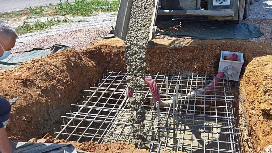 Operarios del Ayuntamiento realizan la obra.