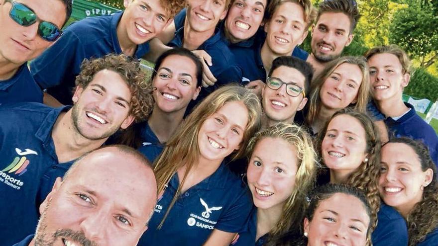 Los nadadores y técnicos del Club Natació Palma en el Nacional de Mairena de Aljarafe.