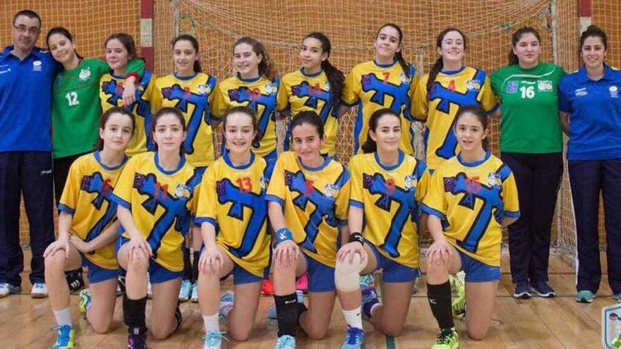 Las integrantes de la selección asturiana infantil de balonmano que lograron el bronce.