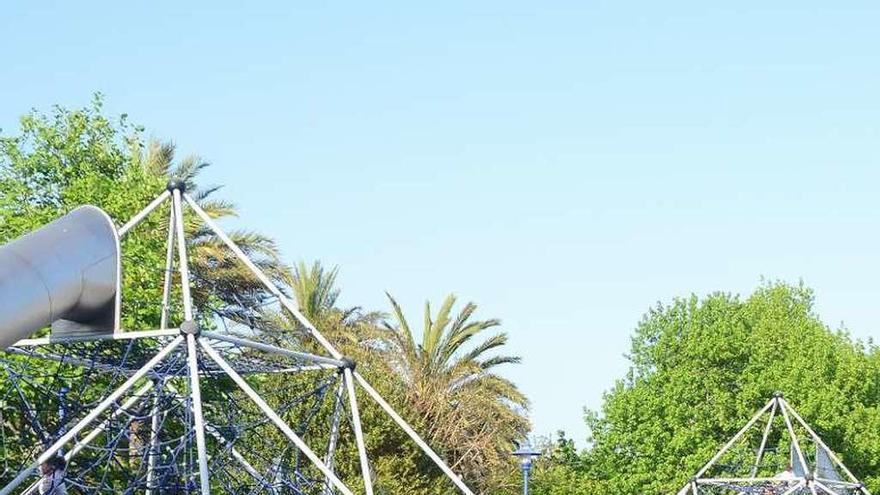 El parque infantil de O Señal, en la alameda de Cangas. // G.Núñez