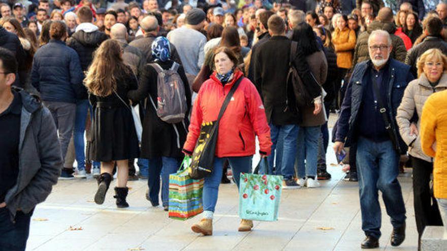 Un botiguer de Plaça Urquinaona sobre el nous llums de Nadal: &quot;Sempre ens va bé, si no ens la lien&quot;