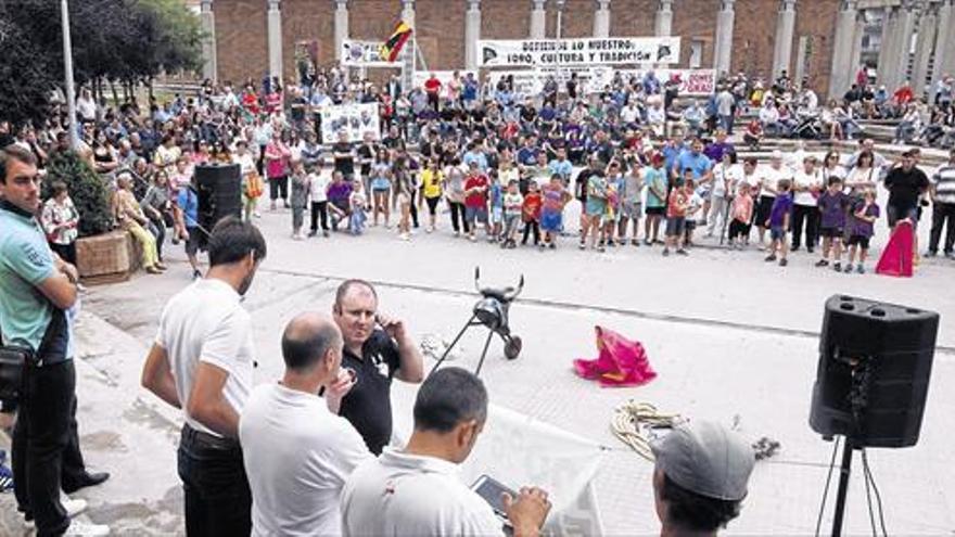 Cientos de castellonenses reclaman en el Grao respeto y apoyo a la cultura del ‘bou’