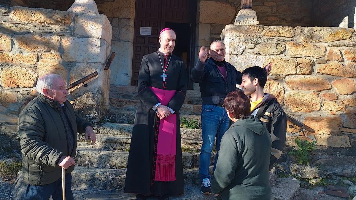 El hasta ahora obispo de Astorga durante una visita pastoral a la comarca de Sanabria