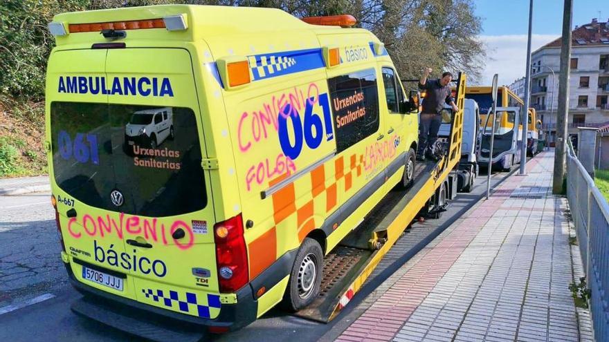 Ambulancia saboteada con las ruedas pinchadas. // S. Álvarez