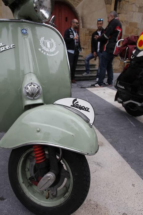 Concentración de Vespas y Lambretas en el Euroyeyé de Gijón