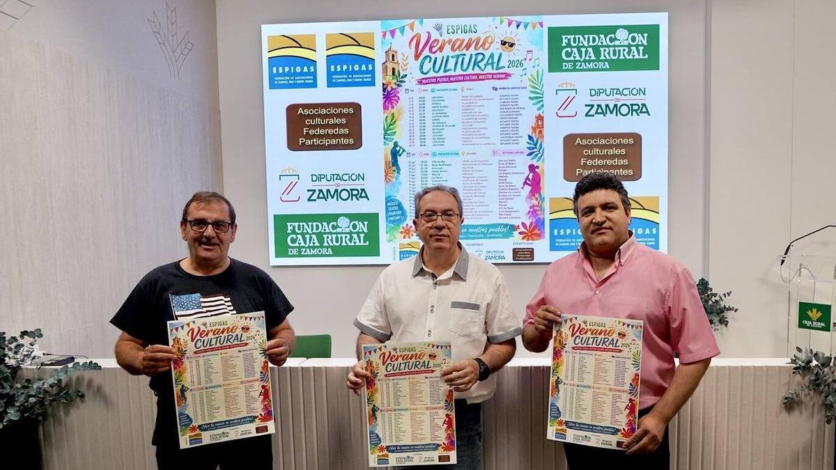 Narciso Prieto, Esteban Sánchez y José Ángel Ruiz durante la presentación del Verano Cultural 2026 de la Federación Espigas.