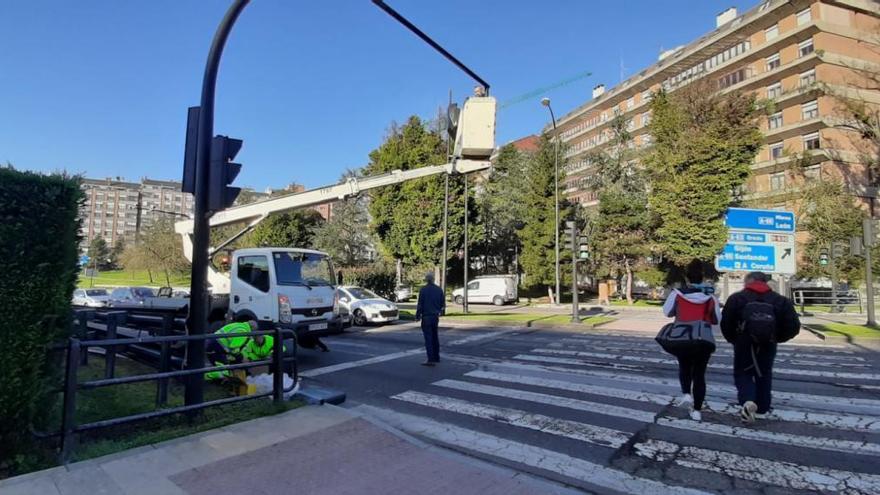Operarios de mantenimiento de la red semafórica trabajando en el acceso a plaza de Castilla.
