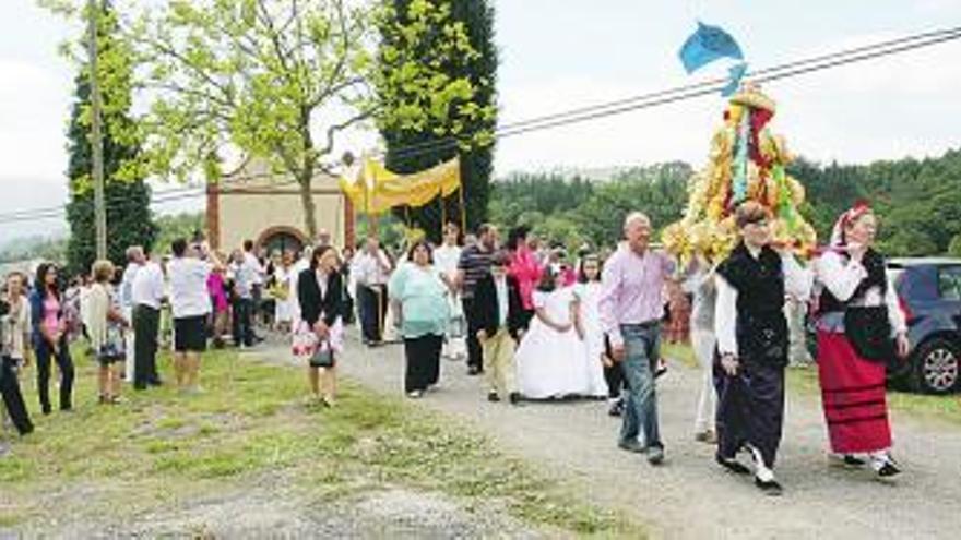 La procesión de la fiesta de San Roque en Borines (Piloña).