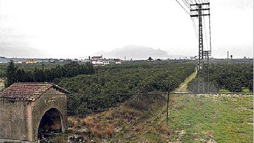 Antiguo trazado de la vía entre Carcaixent y Dénia, con la estación del Palmar.