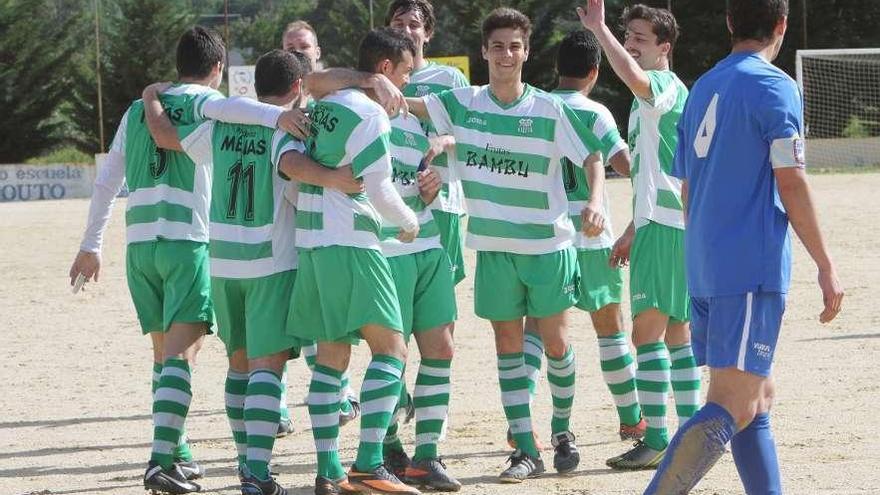 Los jugadores del Melias celebran uno de los goles que le marcaron al Grove el domingo. // I.Osorio