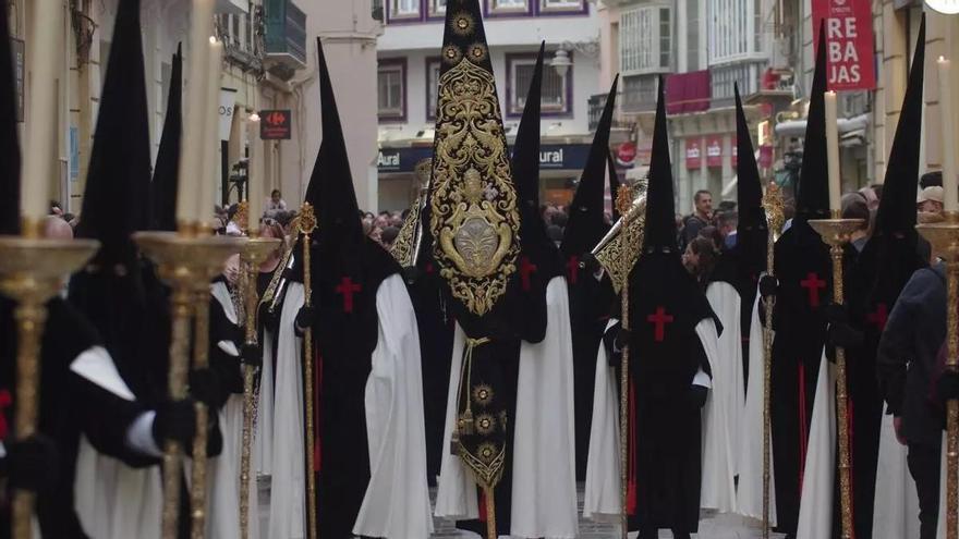 Abren un expediente a una cofradía de Málaga por procesionar con símbolos franquistas
