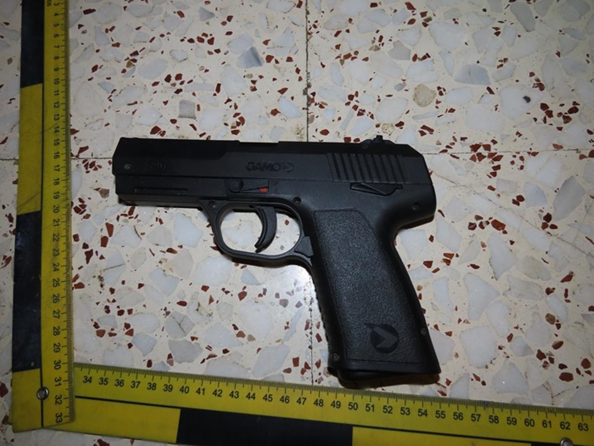 La Guardia Civil requisa en Priego de Córdoba drogas, dinero, tablets, televisores, armas blancas y de fuego simuladas