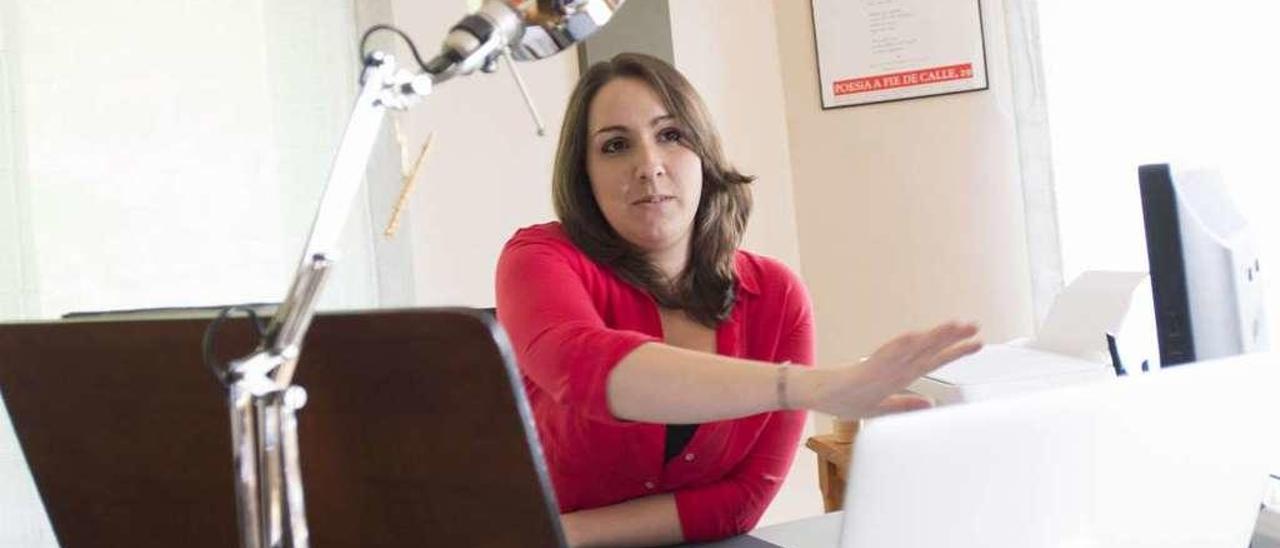 Tamara Fernández, ante la mesa donde trabaja descifrando y transcribiendo partituras.